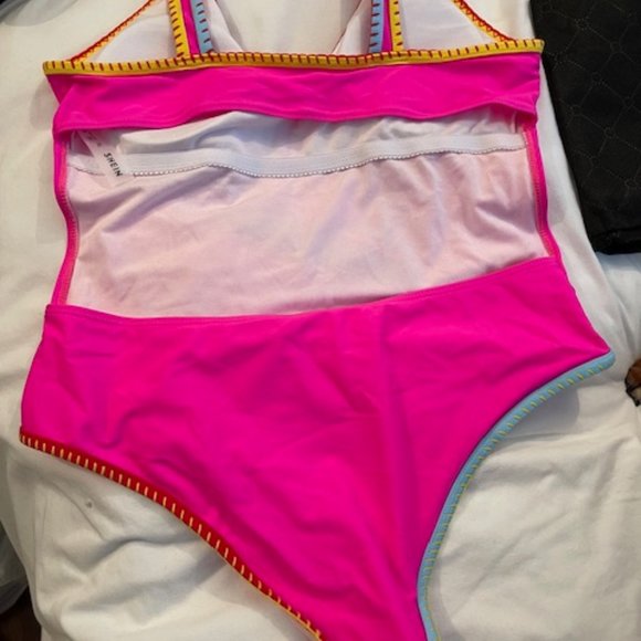 One piece Swimsuit - Picture 3 of 6